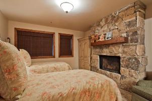 Deer Valley Vacation Rental - 3rd Bedroom with 2 Twin Beds & Fireplace